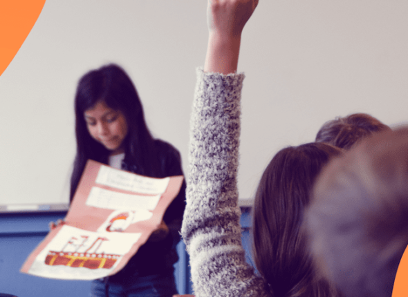 Eine Schülerin während der Präsentation eines Projektes